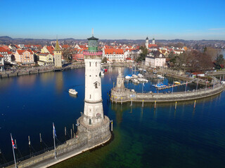 Lindau, Deutschland: Leuchtturm und Löwe schützen den Eingang zum Hafen