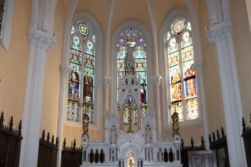 Intérieur de l'église catholique Saint Thyrse, église de style roman, ville de Bas en basset,...
