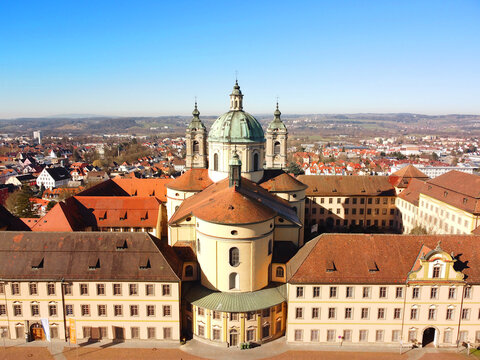 Weingarten, Deutschland: Die Basilika &uuml;ber der Stadt
