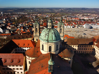 Fototapeta na wymiar Weingarten, Deutschland: Luftbild der Basilika vor der Stadt