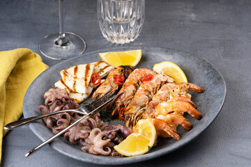 Seafood assorted platter - Prawn Shrimp, Squid, Octopus mini, lemon