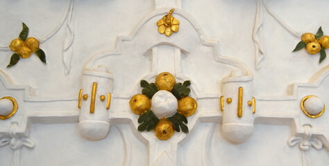 Kunstvolles Relief mit goldenen Äpfeln 