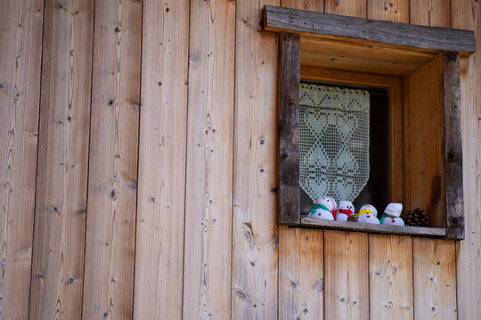 d&eacute;corations sur fen&ecirc;tre de chalet dans le village de Beaufort, Savoie, France