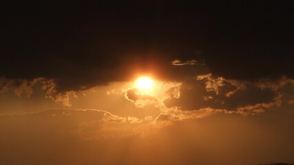 黒い雲から太陽がのぞく