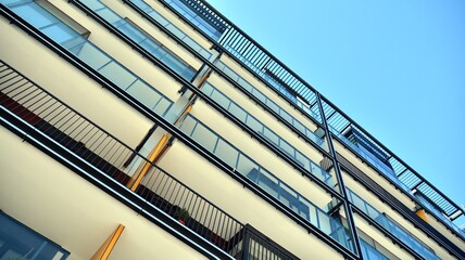 Obraz premium Condominium and apartment building with symmetrical modern architecture in the city downtown.