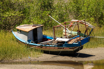 Obraz premium abandoned fishing boat