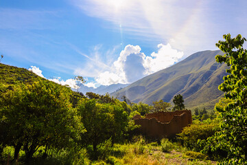 Paisaje de pradera, rodeado de montañas bajo el resplandor del sol del mediodía - Ranca (Perú)