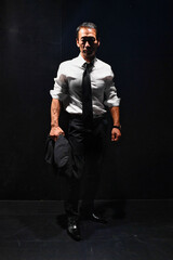 日本人のビジネスマン　筋肉質のワイシャツ姿の中年男性　戦う男のイメージ　