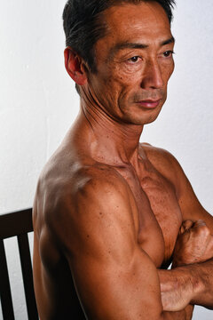 日本人のビジネスマン　筋肉質の上半身裸の中年男性　戦う男のイメージ　