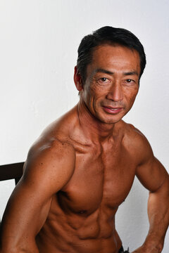 日本人のビジネスマン　筋肉質の上半身裸の中年男性　戦う男のイメージ　