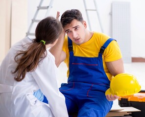 Obraz premium Doctor helping injured worker at construction site