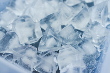 Obraz premium close-up of ice cubes in freezer tray with cold blue tones