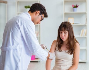 Obraz premium Doctor examining the skin of female patient