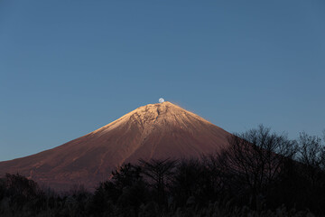 Fototapeta premium 富士山の頂上から月が出た