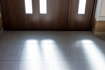 新築住宅の玄関と、日差し