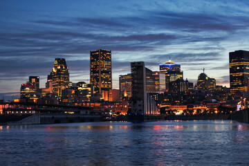 Fototapeta na wymiar Crépuscule, couché de soleil sur la ville de Montréal avec reflet dans l'eau des bâtiments