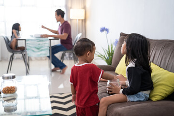 Obraz premium single parent of a dad with 3 children at home