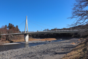 Fototapeta premium 多摩川に架かる鮎美橋（東京都青梅市）