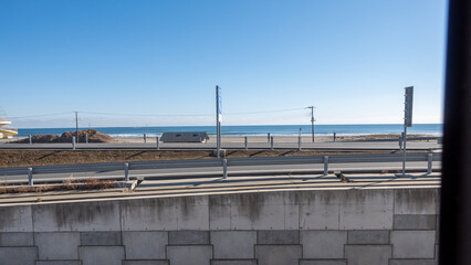 日本の海沿いの高速道路の風景