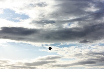 Hot air balloon flying on blue sky background at Temecula in California. aerial view - 気球 カリフォルニア テメキュラ
