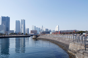 Fototapeta na wymiar 青空を背景に横浜港から見たみなとみらいの新しい建物とビル群