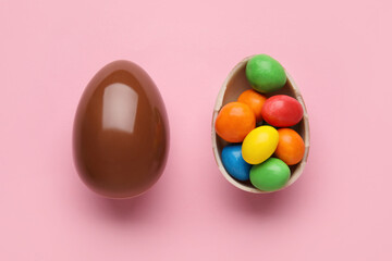 Fototapeta na wymiar Chocolate Easter eggs on color background