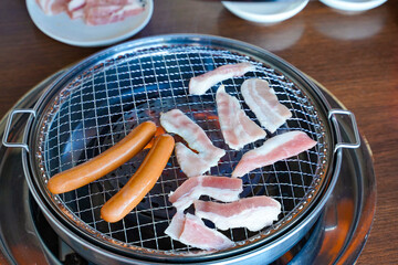 焼き網に並べた肉類