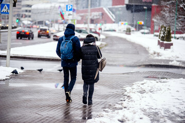 Obraz premium A guy and a girl walking in winter Park 