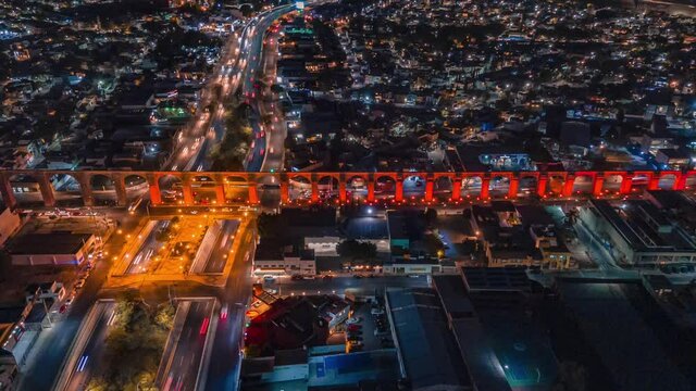 Night view of the famous aqueduct of the city of Quer&eacute;taro, hyper lapse with drone, 4k.