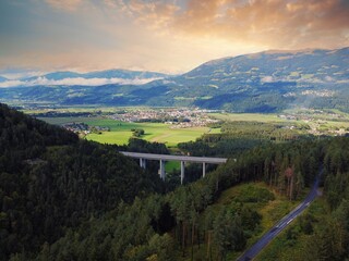 Naklejka premium Brücke übern Berg