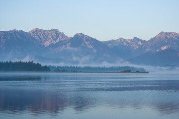 Fototapeta premium Morgenstimmung am Hopfensee, Berglandschaft