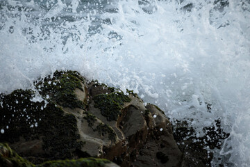 波打ち際の岩に打ちつける波しぶき