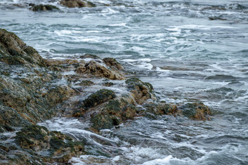 波打ち際の岩に打ちつける波しぶき