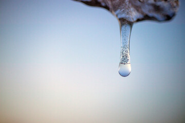 Obraz premium icicle hanging from the roof at the same winter