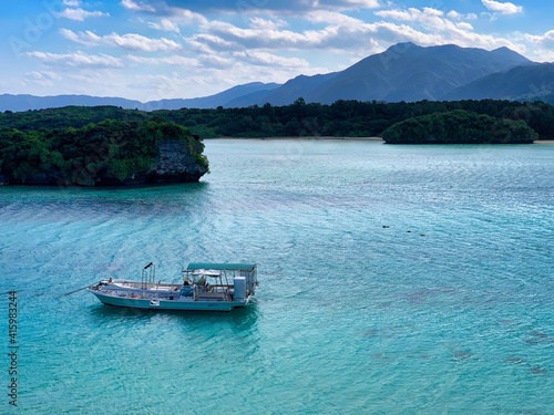 沖縄県石垣島の川平湾の美しい風景 Wall Mural Wallpaper Murals Gypsyhirano 沖縄県石垣島の川平湾の美しい風景 Wall Mural Wallpaper Murals Gypsyhirano