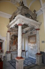Napoli – Altare di Pietro nel vestibolo della Basilica di San Pietro ad Aram