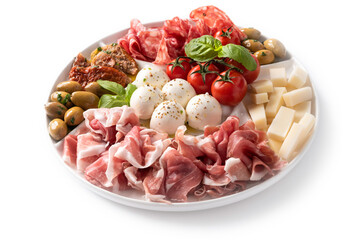 Vassoio di ricchi antipasti misti italiani isolato su fondo bianco 