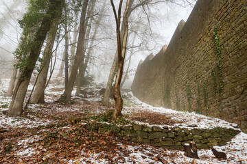 Enceinte de la façade ouest du château alsacien du Haut-Koenigsbourg, dans la brume et la neige...