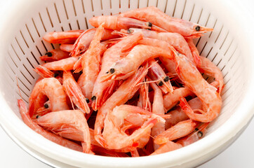 解凍下処理した小エビ