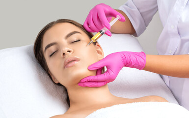 Obraz na płótnie Canvas Cosmetologist does prp therapy on the face of a beautiful woman in a beauty salon. Female aesthetic cosmetology in a beauty salon.