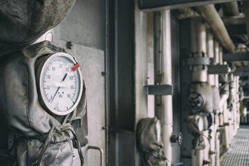 The pressure sensor is installed on the pipeline with thermal insulation