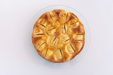 Selbstgebackener Apfelkuchen auf einer Glasplatte