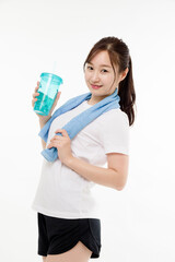 運動中に水分補給する女性