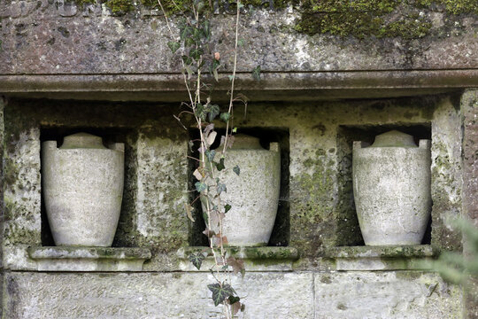 drei urnen einer historischen grabst&auml;tte auf einem friedhof