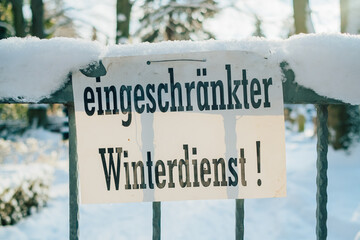 Schild eingeschränkter Winterdienst bei Schnee im Winter