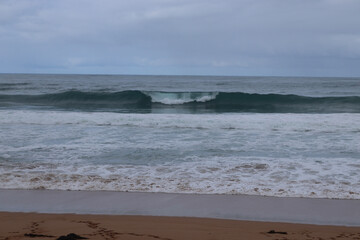 Fototapeta premium waves crashing on the beach
