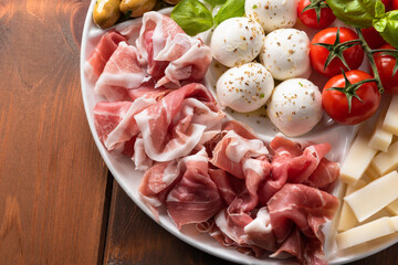 Piatto di antipasti gourmet italiani con mozzarella e prosciutto crudo 