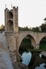 Puente de estructura medieval, Besalú, Catalunya
