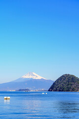 【静岡県】冠雪した富士山と駿河湾