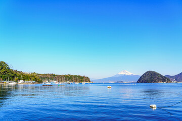 【静岡県】冠雪した富士山と駿河湾